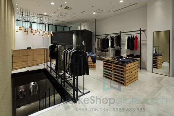 Thiết kế shop quần áo với giá treo sắt sơn đen không gỉ kết hơp kệ gỗ là các vỏ thùng gỗ đựng hàng