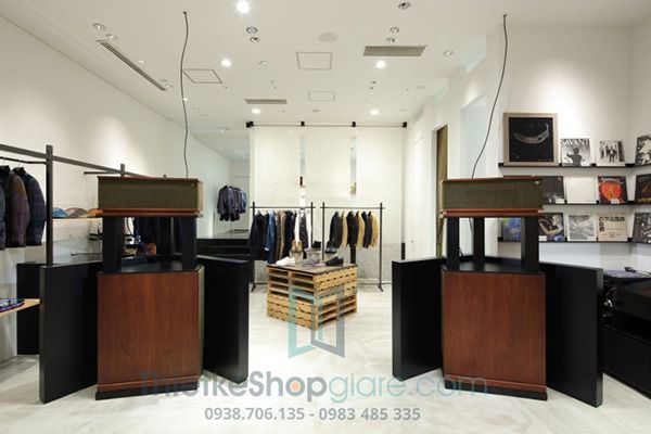 Không gian mở tạo cảm giác thoải mái cho khách trong mẫu thiết kế shop quần áo nam