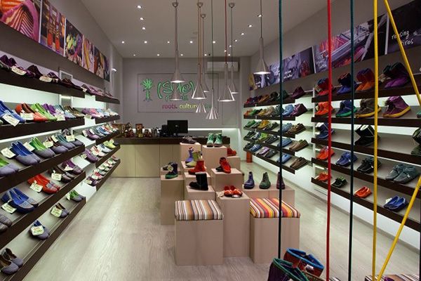 Thiết kế nội thất shop giày dép với kệ sản phẩm hiện đại kết hợp ánh sáng bố trí hợp lý.