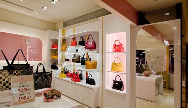 Mẫu thiết kế nội thất shop túi xách mang vẻ đẹp dịu dàng đầy nữ tính với gam màu hồng lôi cuốn