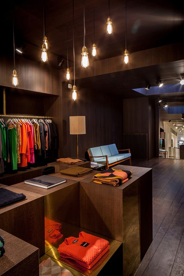 Một nửa thiết kế nội thất shop thời trang nữ sử dụng vật liệu gỗ truyền thống hướng đến đối tượng khách hàng phong cách thời trang cổ điển