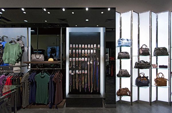 sự kết hợp hài hòa của túi xách và thời trang quần áo nũ trong thi công nội thất cửa hàng